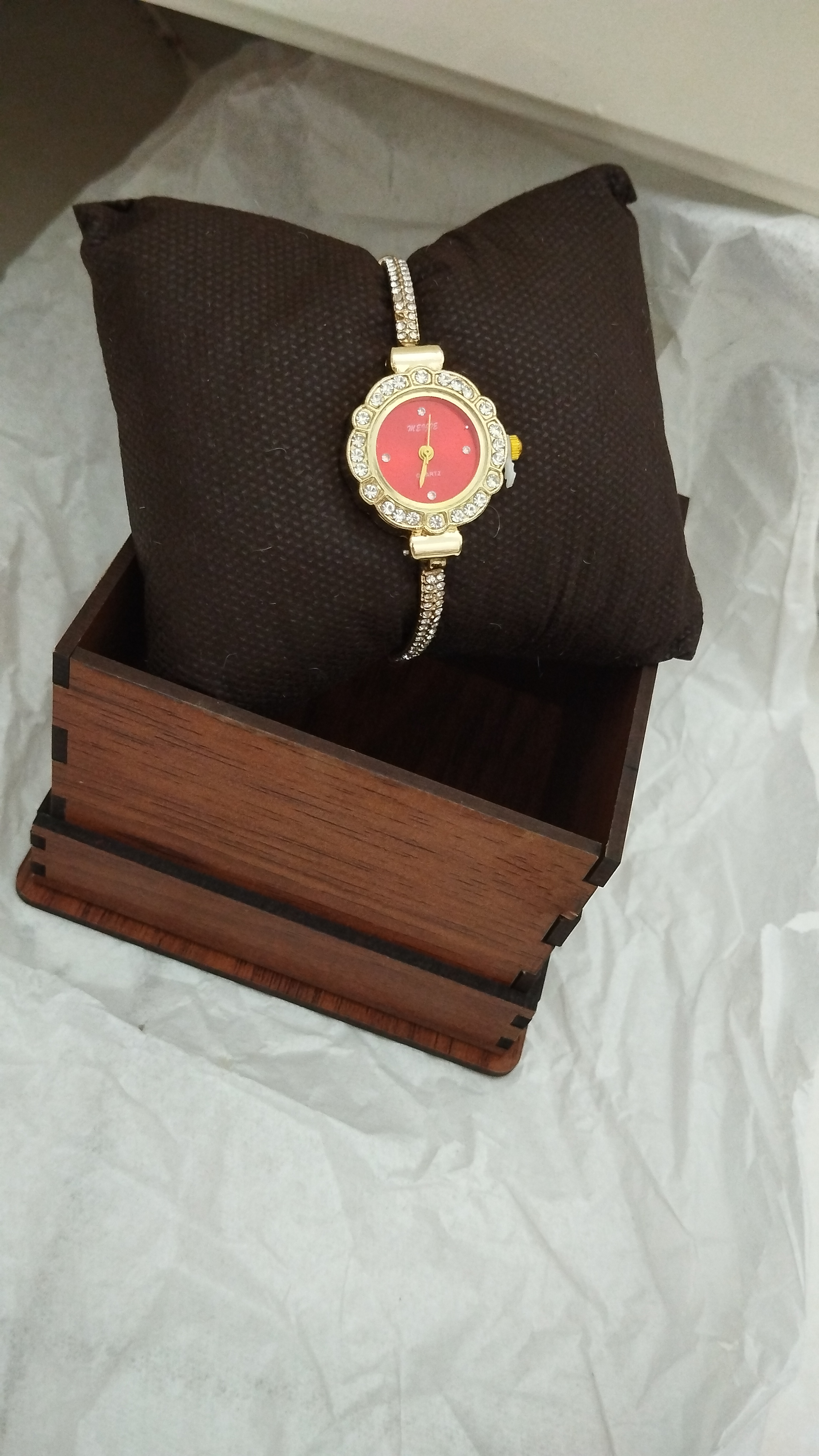 ساعت دخترونه همراه با جعبه